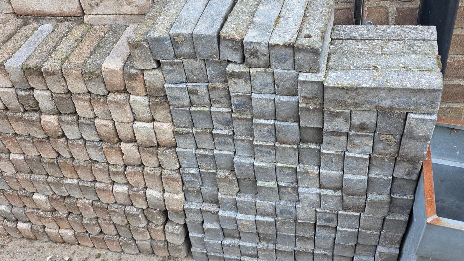 Gratis af te halen: Beton waaltjes rood/antraciet (ca. 14m²), Gebruikt, Klinkers, Ophalen of Verzenden, 10 m² of meer