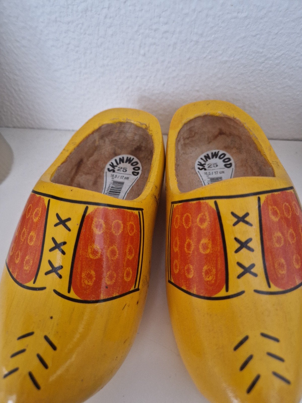 Houten gele klompen mt 25 - Skinwood met sleutelhanger, Kinderen en Baby's, Ophalen of Verzenden, Zo goed als nieuw