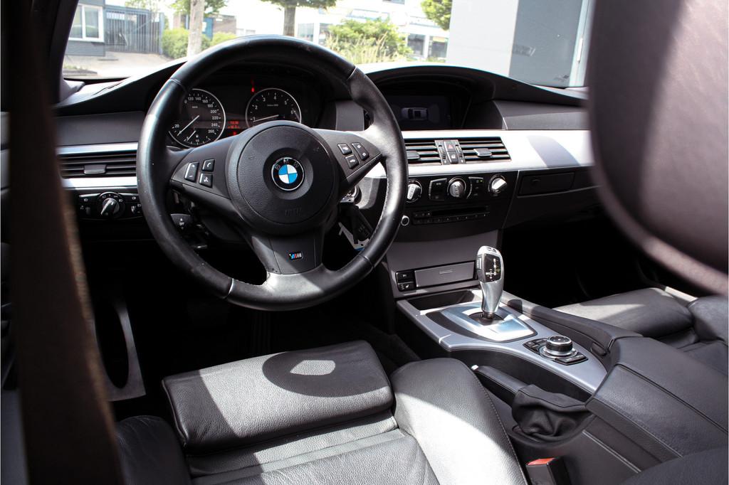 BMW 5 Serie Touring 520i M-Sport Edition LCI | NL Auto | 2de, Auto's, BMW, Automaat, Achterwielaandrijving, 4 cilinders, Met garantie (alle)