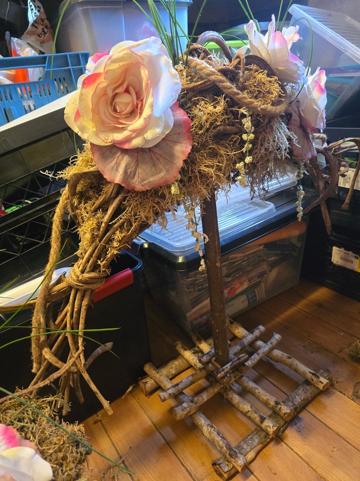 Uniek bloemstuk met hout en kunstbloemen, Ophalen
