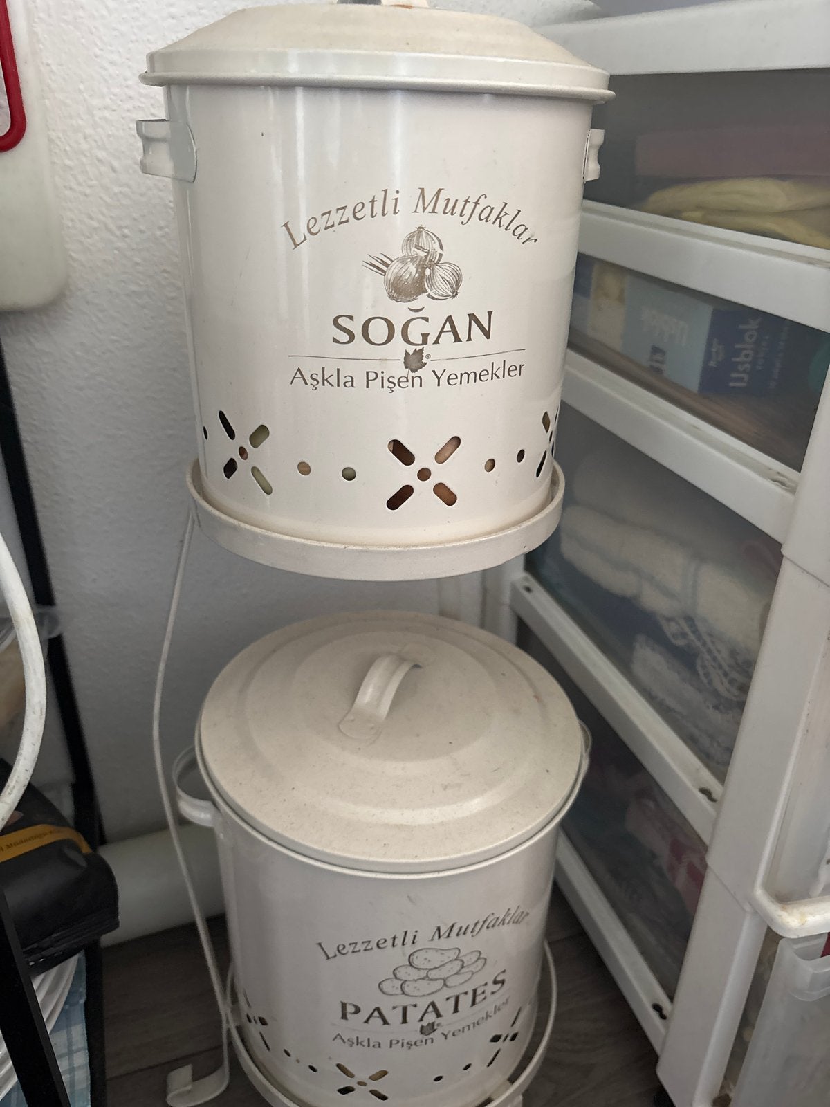 Set van 2 metalen voorraadpotten voor aardappelen en uien, Beige, Gebruikt, Ophalen of Verzenden, Voorraadpot
