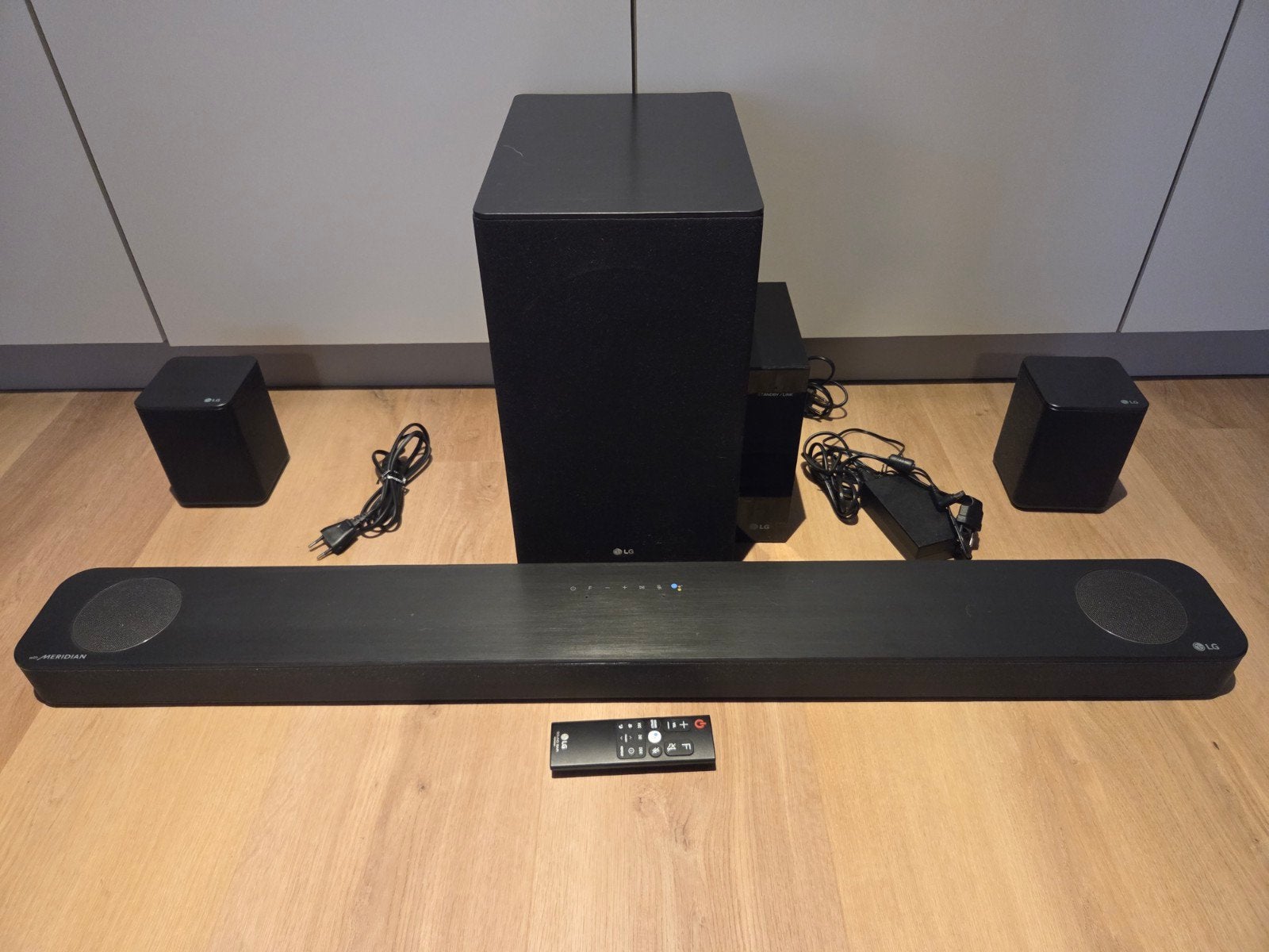 LG SL8Y Soundbar met SPK8 draadloze achterspeakers, Soundbar, 70 watt of meer, Zo goed als nieuw, Overige spelers