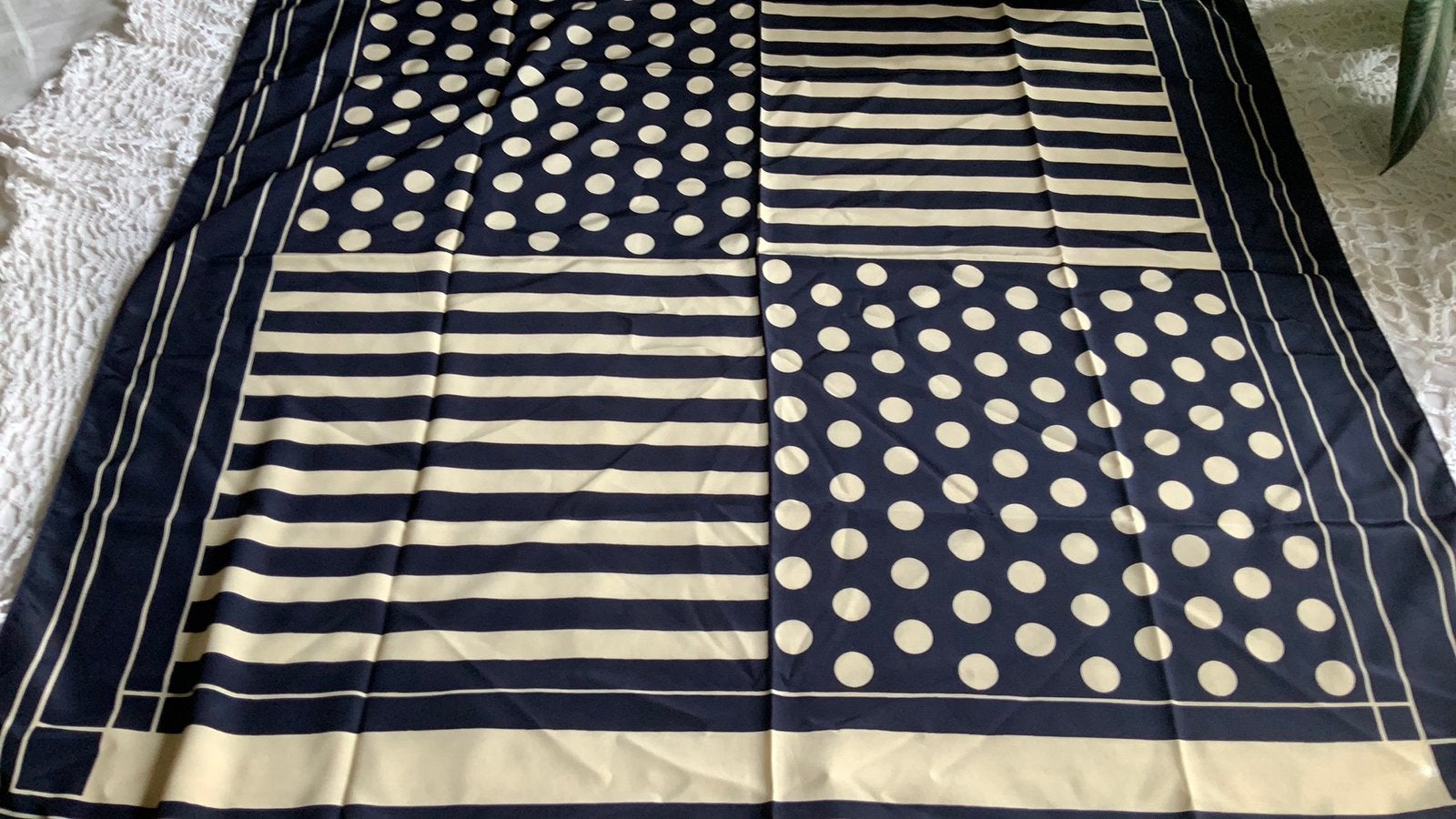 Vintage zijde look sjaal donkerblauw/crème bollen en strepen, Ophalen of Verzenden, Zo goed als nieuw, Maat 46/48 (XL) of groter