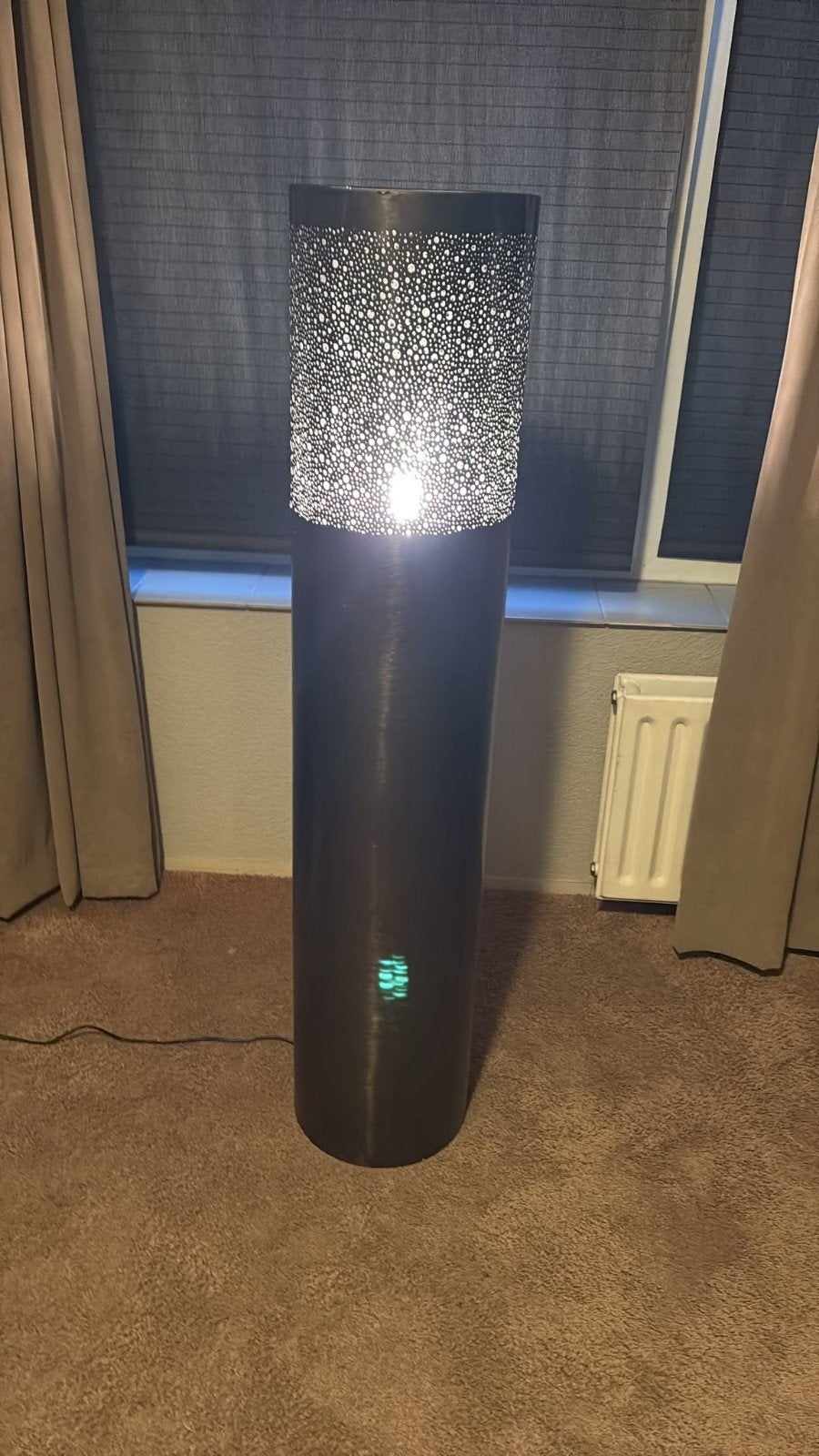 Moderne staande lamp met sfeervolle lichtprojectie, Huis en Inrichting, Lampen | Vloerlampen, Modern, Sfeervol, 100 tot 150 cm