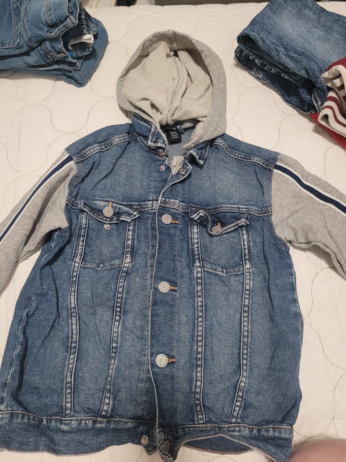 Jongens spijkerjas met afneembare capuchon - &Denim Maat 140, Kinderen en Baby's, Kinderkleding | Maat 140, Gebruikt, Trui of Vest