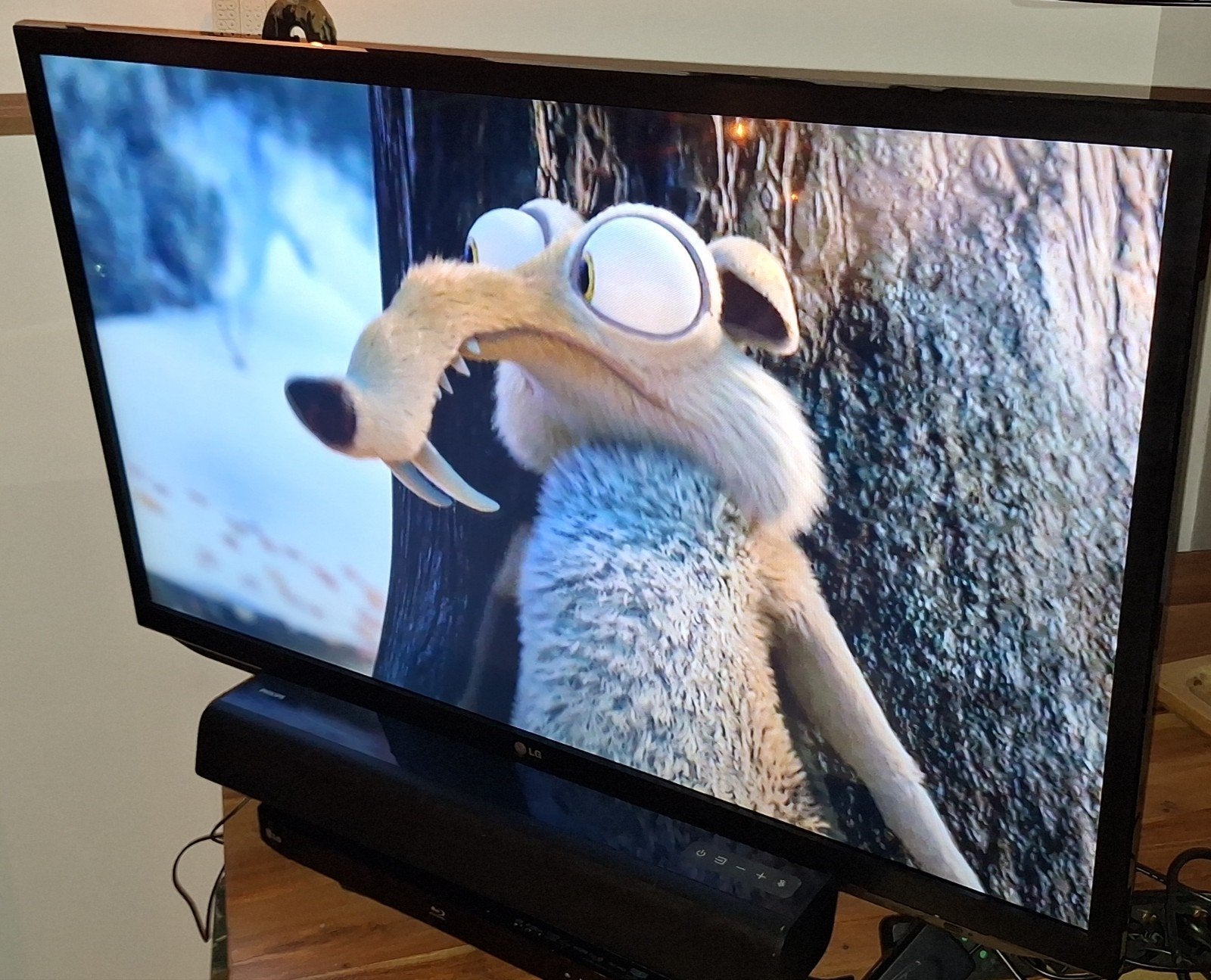 LG 42 inch TV met voet en universele afstandsbediening, Ophalen