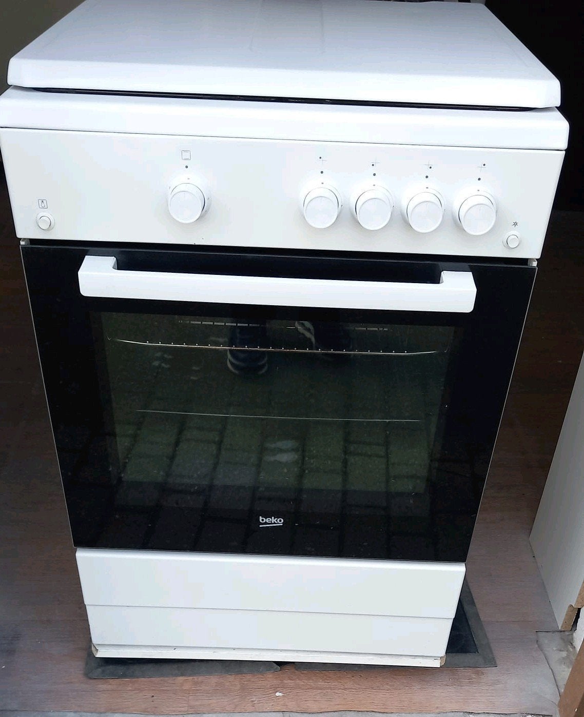 Fornuis Beko ( elektrisch), Ophalen, 4 kookzones, Zo goed als nieuw, Gas