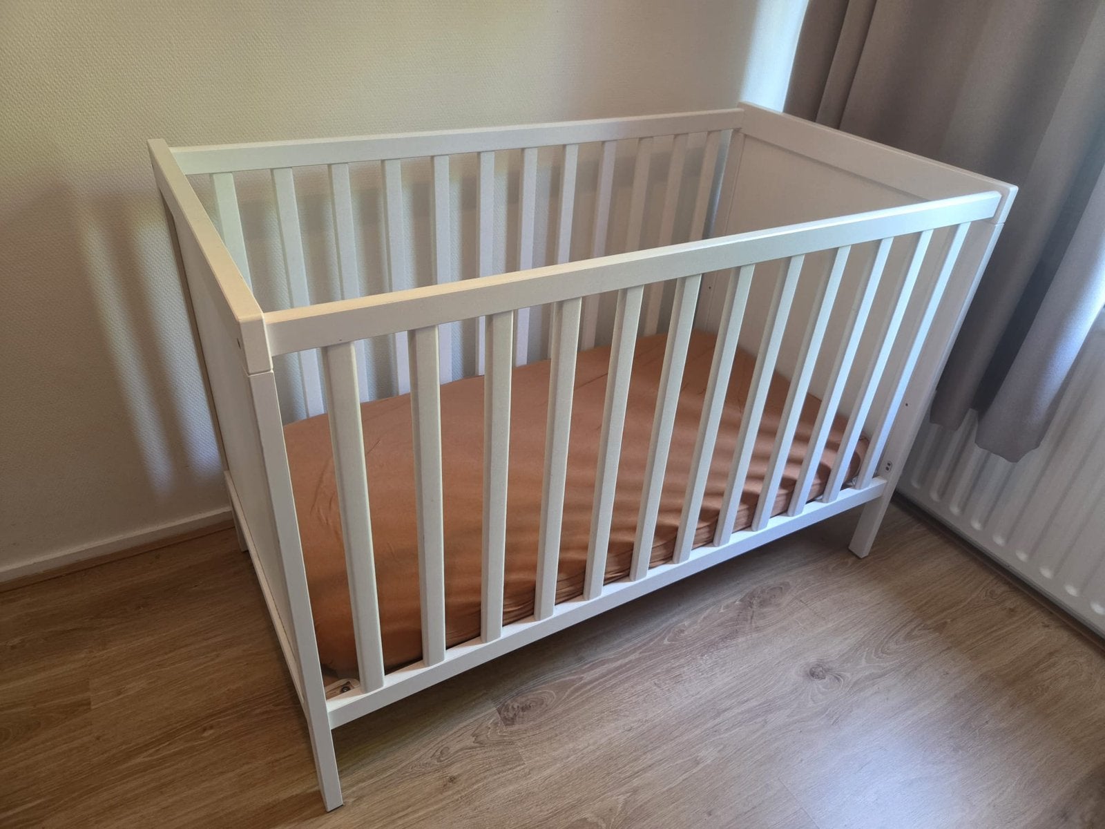 Ikea ledikant sundvik met matras, Ophalen of Verzenden, Zo goed als nieuw, Jongetje of Meisje