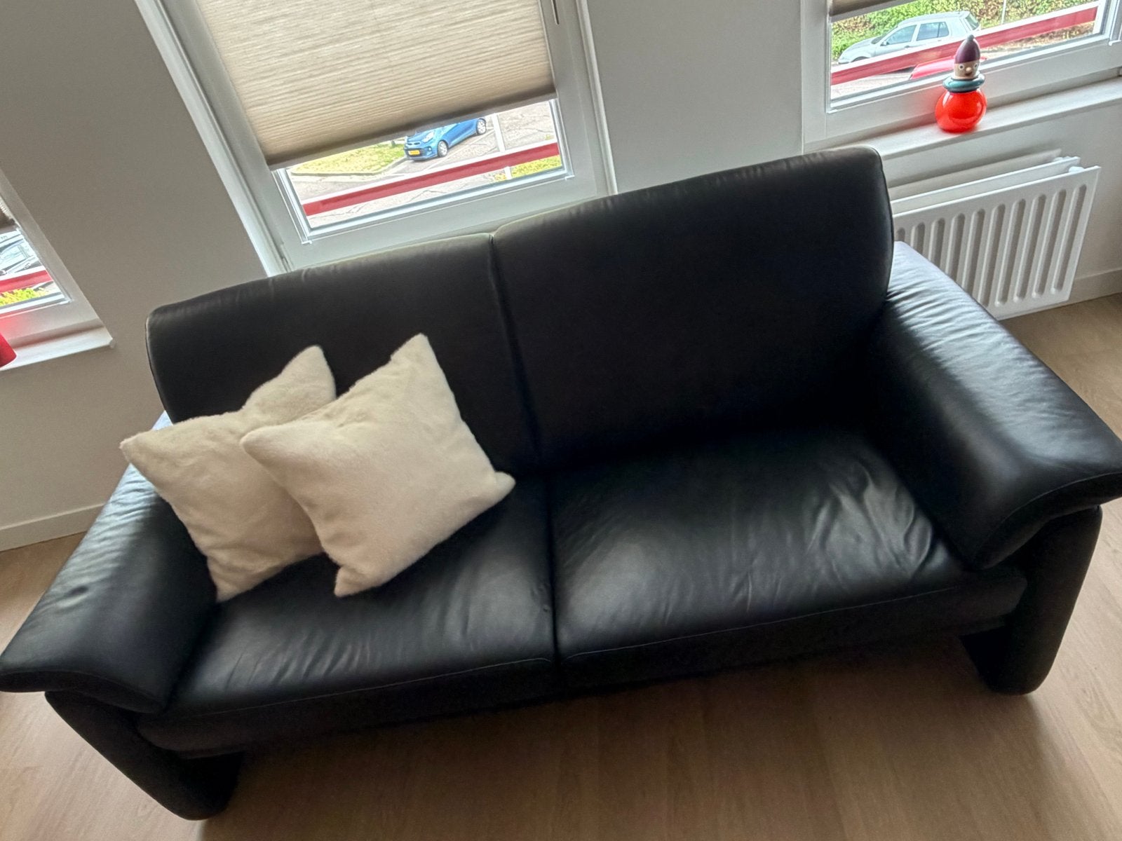 Zwarte leren tweezitsbank - Comfortabel en stijlvol, Huis en Inrichting, Banken | Bankstellen, Ophalen, Gebruikt, 150 tot 200 cm