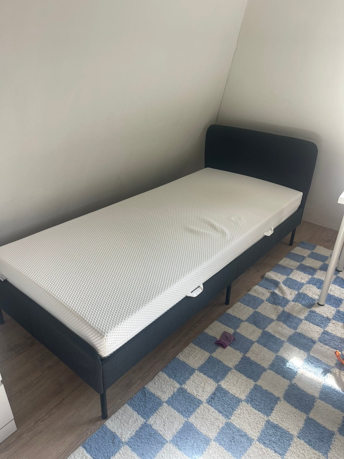 Free- single bed ( without the matress ), Ophalen of Verzenden, Zo goed als nieuw, Eenpersoons, 90 cm