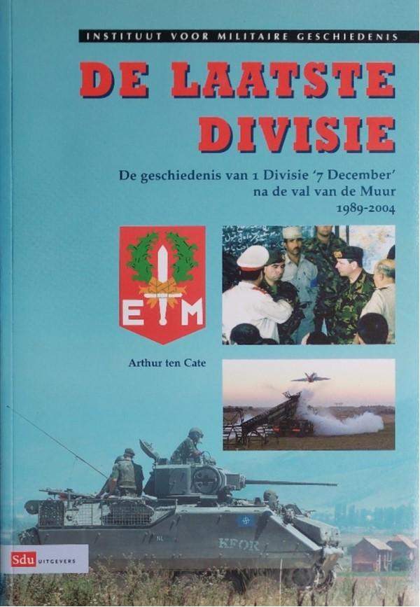 1 Divisie ‘7 december’ De Laatste Divisie,, Ophalen of Verzenden, Landmacht, Nederland, Boek of Tijdschrift