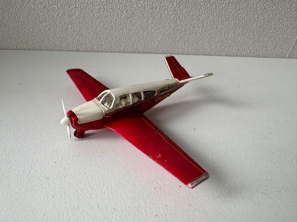 Dinky Toys Beechcraft Bonanza vliegtuig, Verzamelen, Ophalen of Verzenden, Gebruikt, Schaalmodel