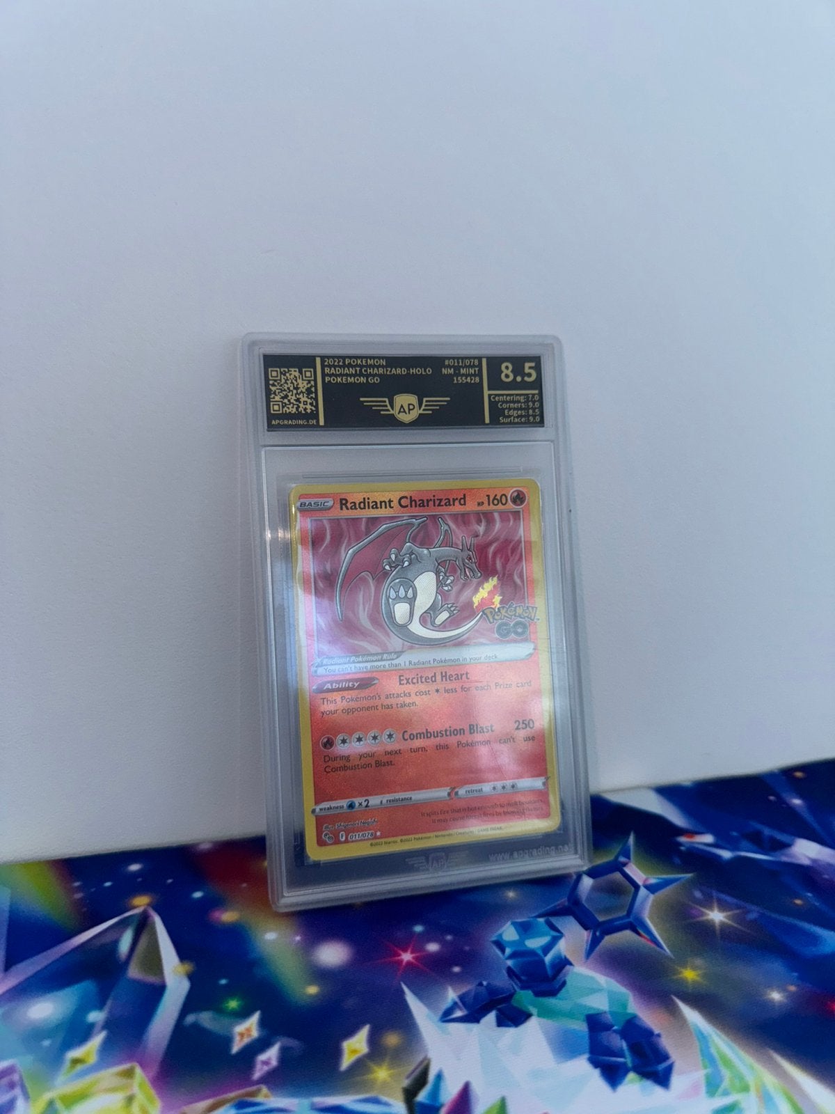 Pokémon GO Radiant Charizard #011/078 – AP Graded 8.5 – Holo, Verzenden, Zo goed als nieuw