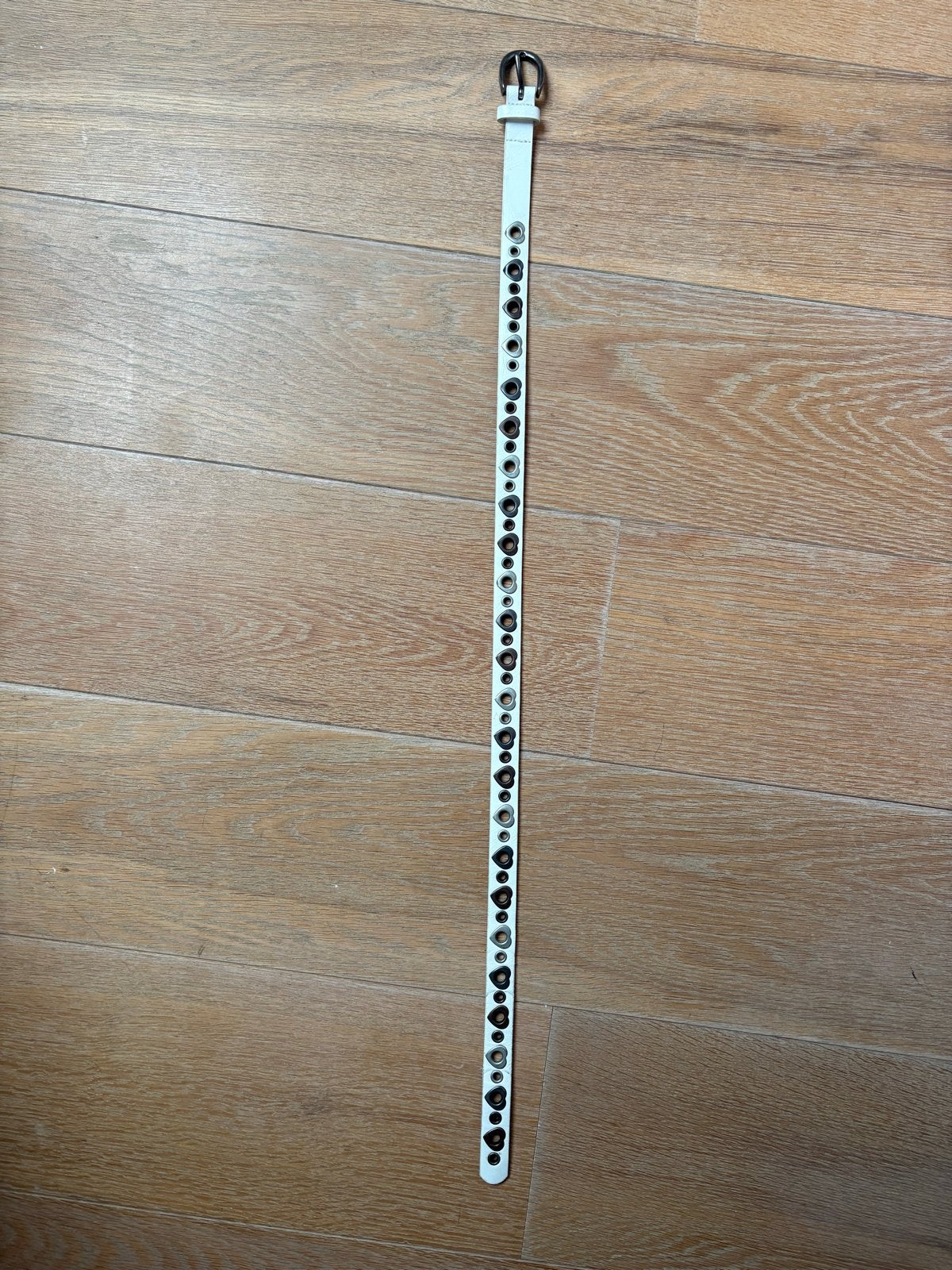 Witte riem met hartjes en metalen details, Ophalen of Verzenden, Gebruikt, Riem