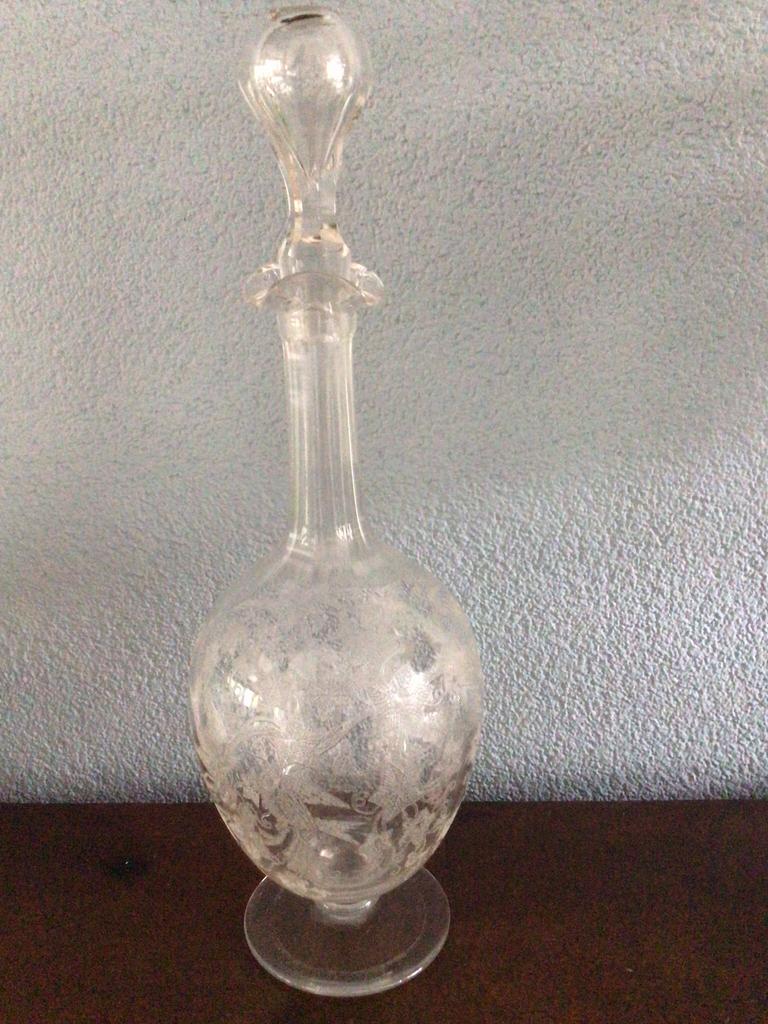 Gegraveerde karaf van glas op voet met stop., Antiek en Kunst, Ophalen of Verzenden