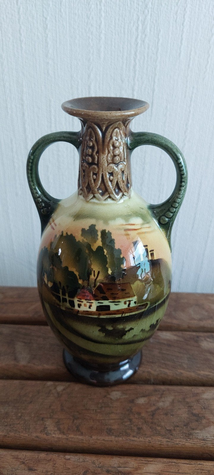 Oud vaasje met landschap en handvatten, Antiek en Kunst, Antiek | Vazen, Ophalen of Verzenden