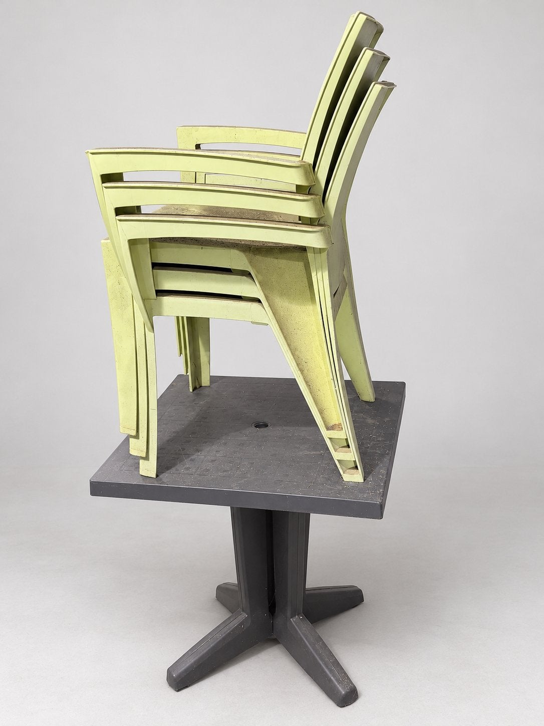 Kunststof tuinset: 3 stoelen en tafel, Tuin en Terras, Ophalen, Kunststof, Gebruikt, 3 zitplaatsen
