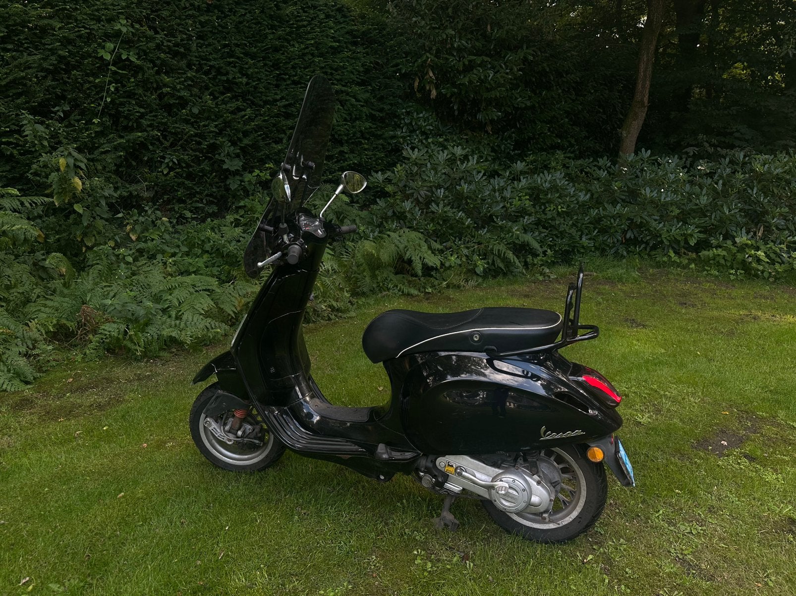 Vespa Sprint zwart uit 2016 - snor - opknapper, Ophalen, Gebruikt, Benzine, Vespa