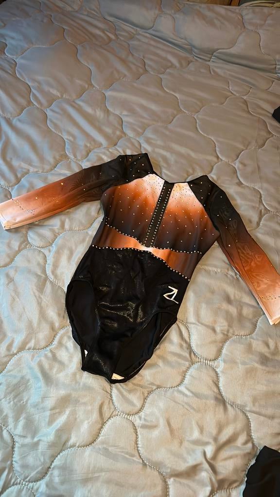 Turnpakje lange mouw  kleur oranje met zwart en wit., Overige kleuren, Ophalen of Verzenden, Zo goed als nieuw, Turnpak(je)