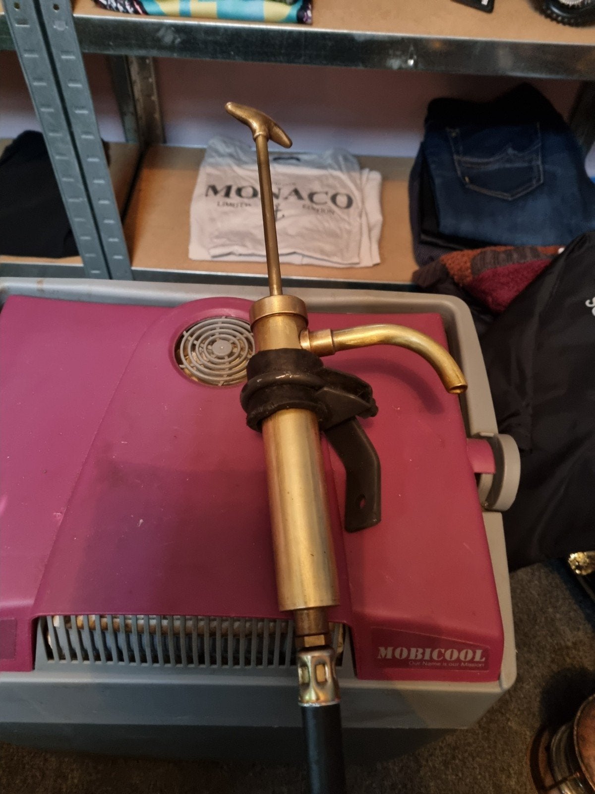 Vintage messing handpomp, Ophalen