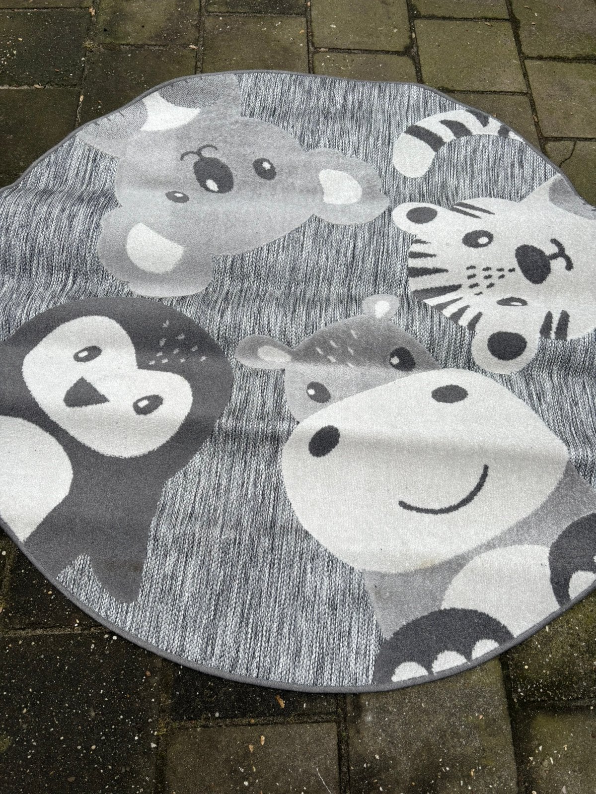 Kinder vloerkleed nu voor maar 15 euro ophalen, 150 tot 200 cm, Rond, Ophalen of Verzenden, Zo goed als nieuw