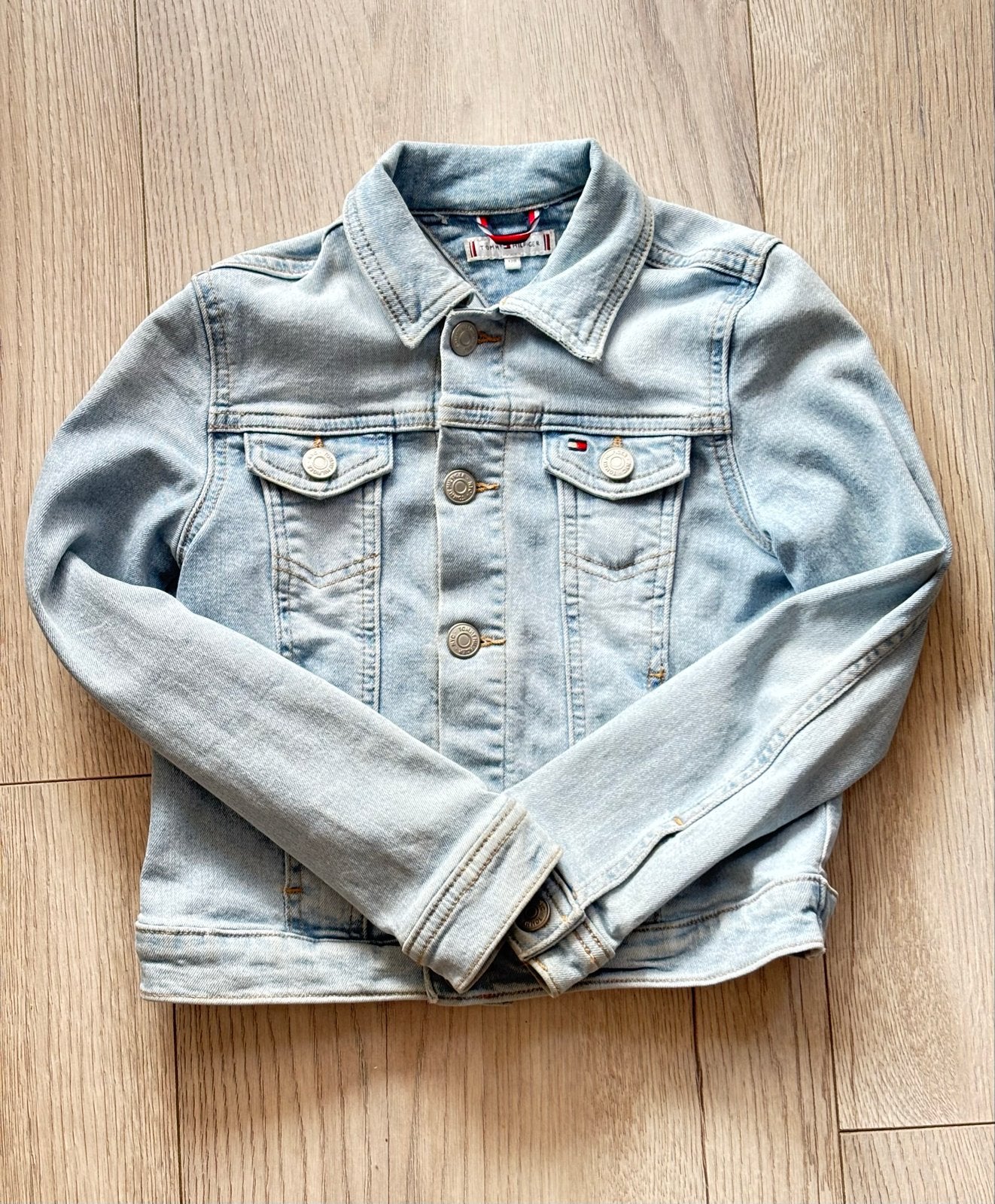 Tommy Hilfiger spijkerjasje maat 128, Kinderen en Baby's, Ophalen of Verzenden, Zo goed als nieuw, Meisje, Jas