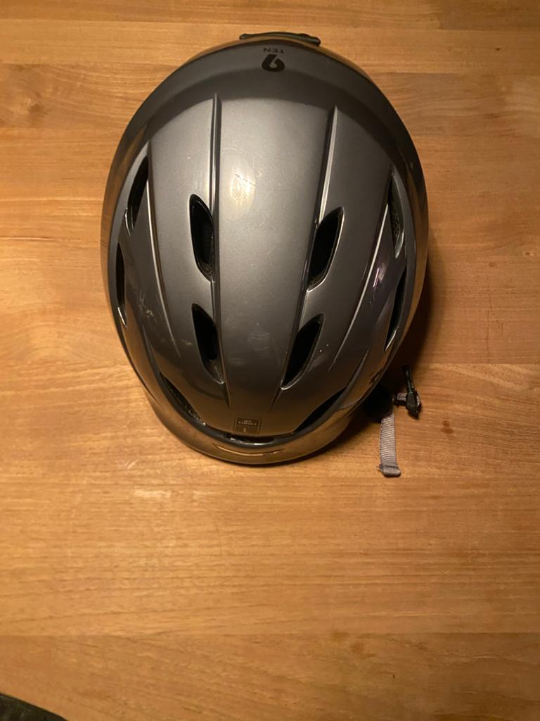 Giro skihelm maat L voor volwassenen - Grijs, Sport en Fitness, Skiën en Langlaufen, Overige merken, Gebruikt, Overige typen, Ophalen of Verzenden