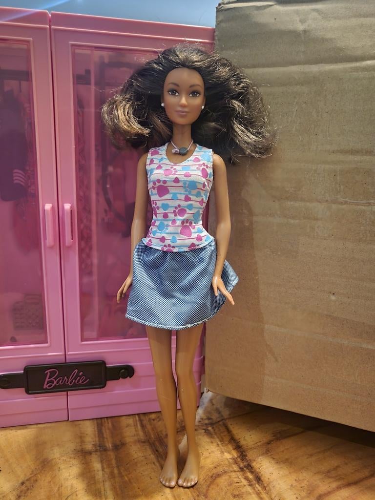 Barbie pop met donker haar en blauwe rok, Verzamelen, Poppen, Ophalen of Verzenden, Gebruikt, Fashion Doll