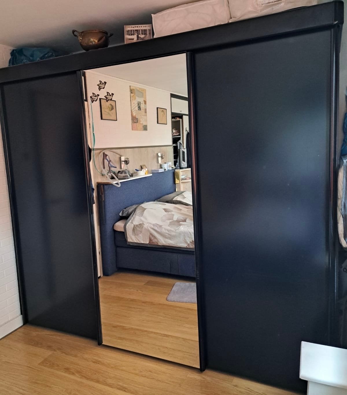 Zwarte kledingkast met spiegel schuifdeur, Huis en Inrichting, Kasten | Kledingkasten, Ophalen, Gebruikt, 200 cm of meer, Met plank(en)