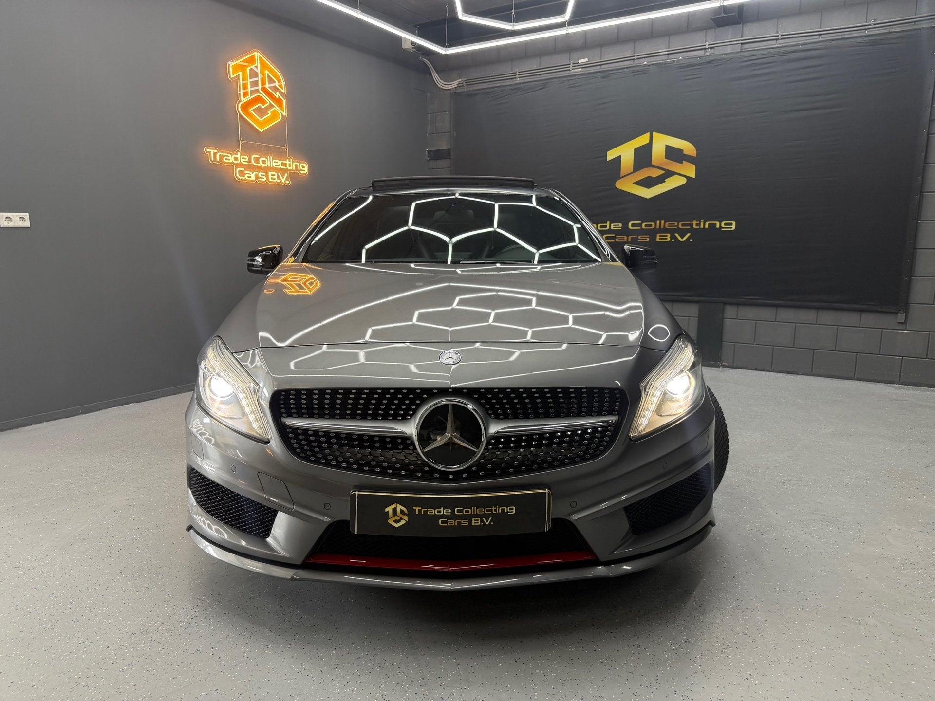 Mercedes-Benz A-klasse 180 AMG Night PAKKET INTRIEUR EXTRIEU, Auto's, Traction-control, Gebruikt, 4 cilinders, 122 pk