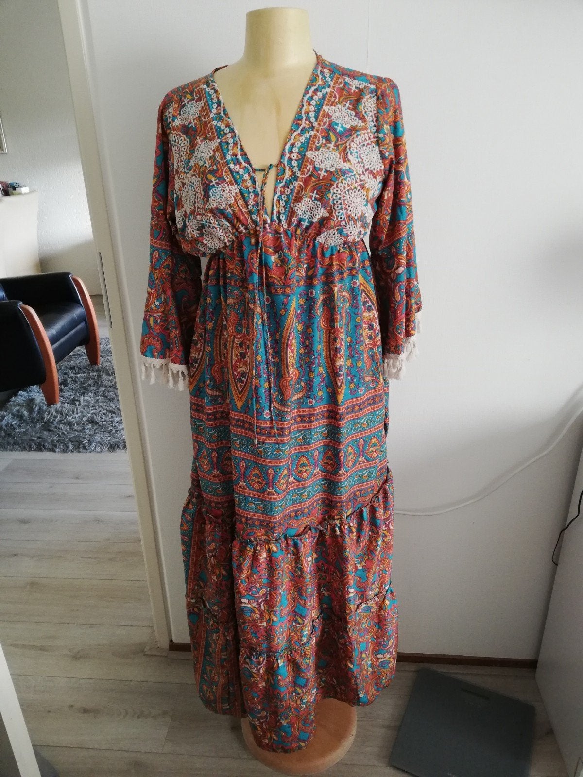 Nieuwe maxi jurk met  70 % zijde ., Kleding | Dames, Maat 38/40 (M), Verzenden, Nieuw, Onder de knie