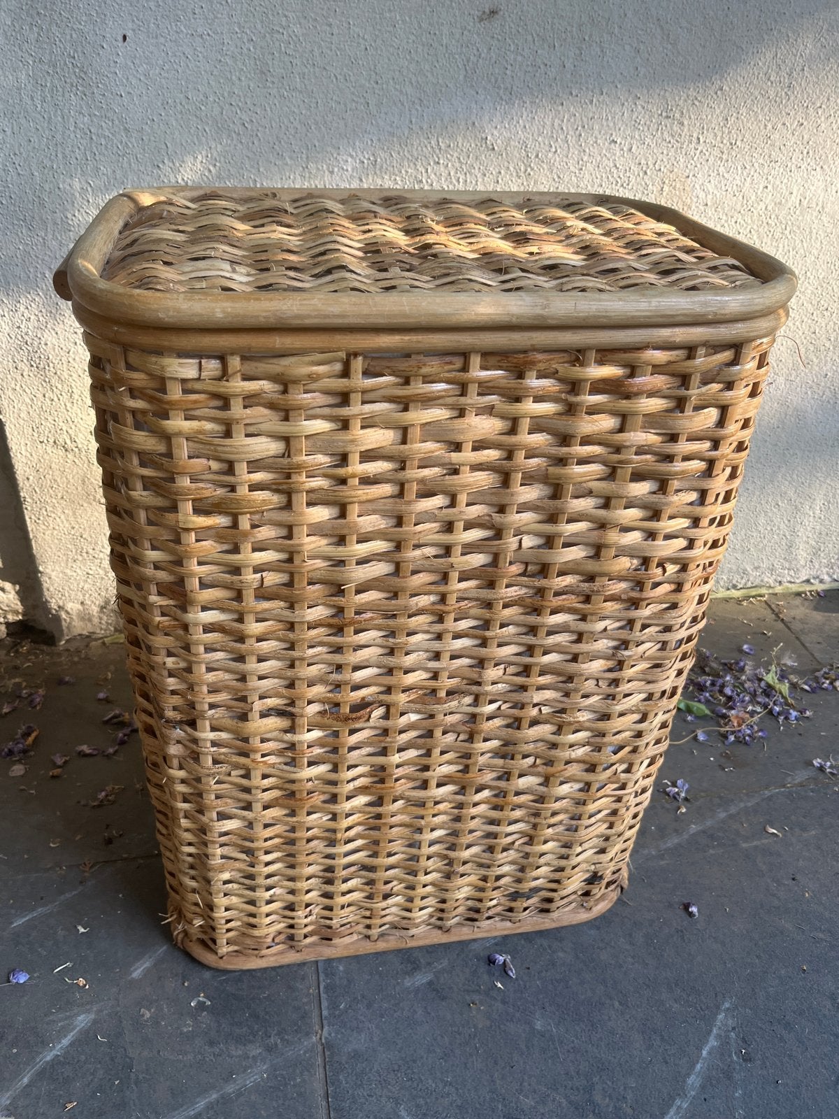 Vintage rotan wasmand met deksel, Ophalen, Overige materialen, Gebruikt, 50 tot 100 cm