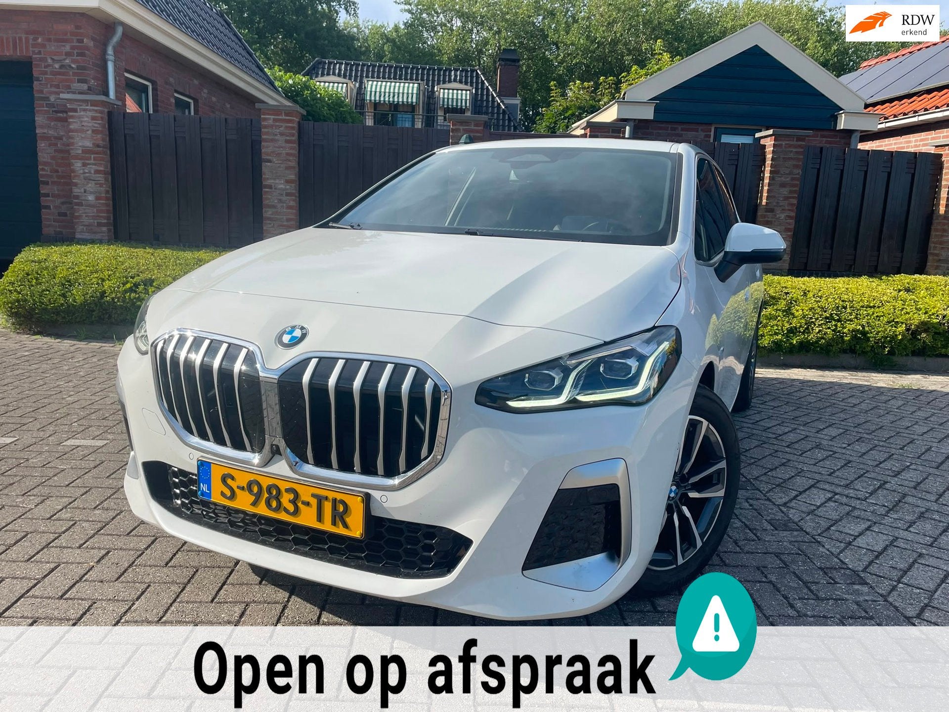 BMW 2-serie Active Tourer 220i M SPORT I PANORAMADAK I HEAD-, Auto's, 156 pk, Leder en Stof, Wit, Origineel Nederlands