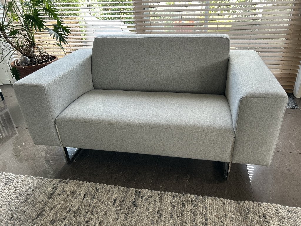 Artifort Mare Bank Loveseat nieuw gestoffeerd, Huis en Inrichting, Banken | Bankstellen, Zo goed als nieuw, Rechte bank, Tweepersoons