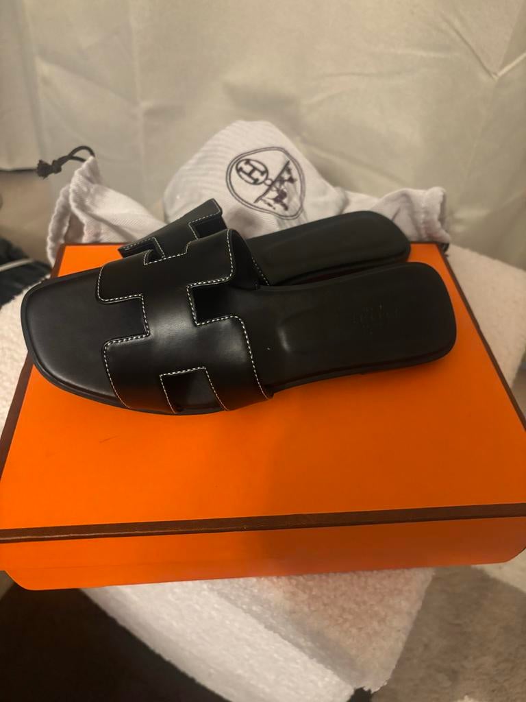 Hermès Oran Sandalen Zwart - Zo goed als nieuw, Ophalen of Verzenden, Zo goed als nieuw, Zwart, Sandalen of Muiltjes