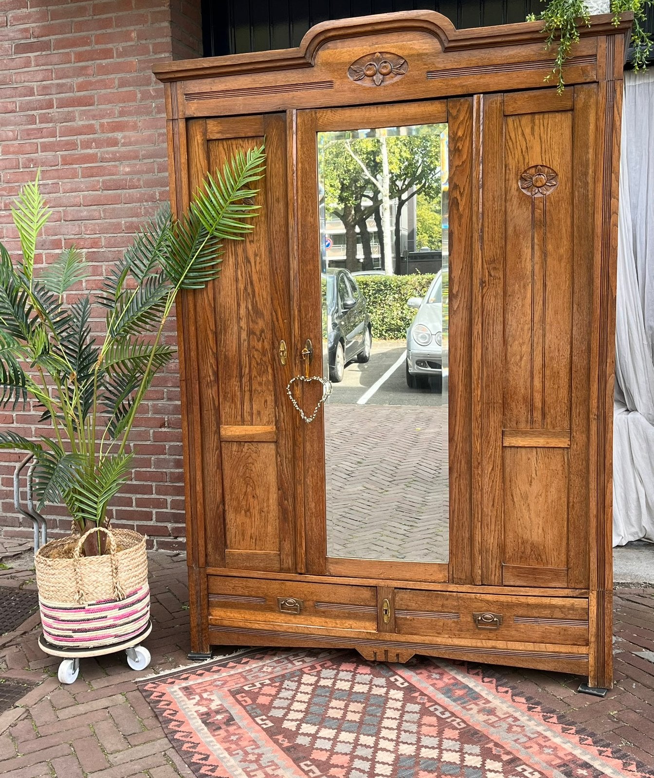 Leuke brocante kledingkast met mooi houtsnijwerk, Ophalen of Verzenden, Gebruikt, 50 tot 75 cm, 200 cm of meer