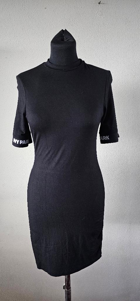 zwarte jurk van Ivy park maat s (28125), Kleding | Dames, Ophalen of Verzenden, Zo goed als nieuw, Zwart, Knielengte