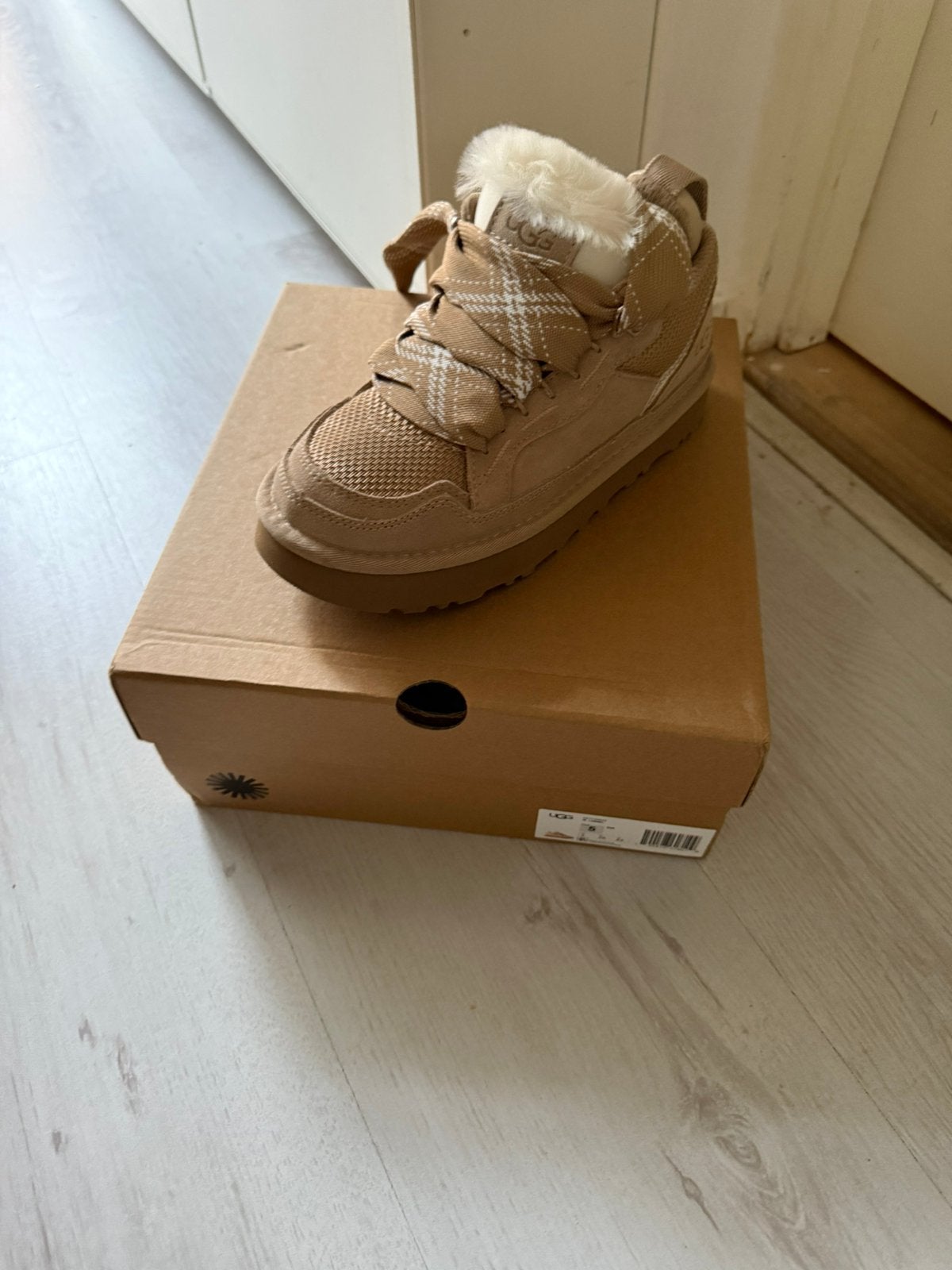 Nieuw in doos UGG lowmel, Kleding | Dames, Schoenen, Ophalen of Verzenden, Nieuw, Beige, Pantoffels of Sloffen