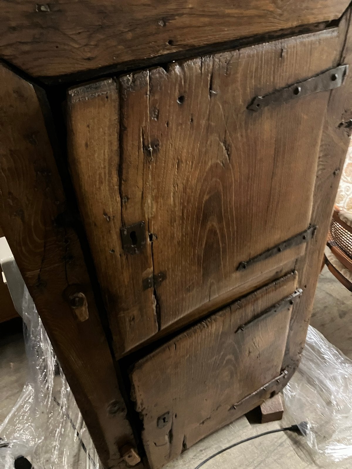 Antieke houten kast met metalen beslag, Antiek en Kunst, Ophalen