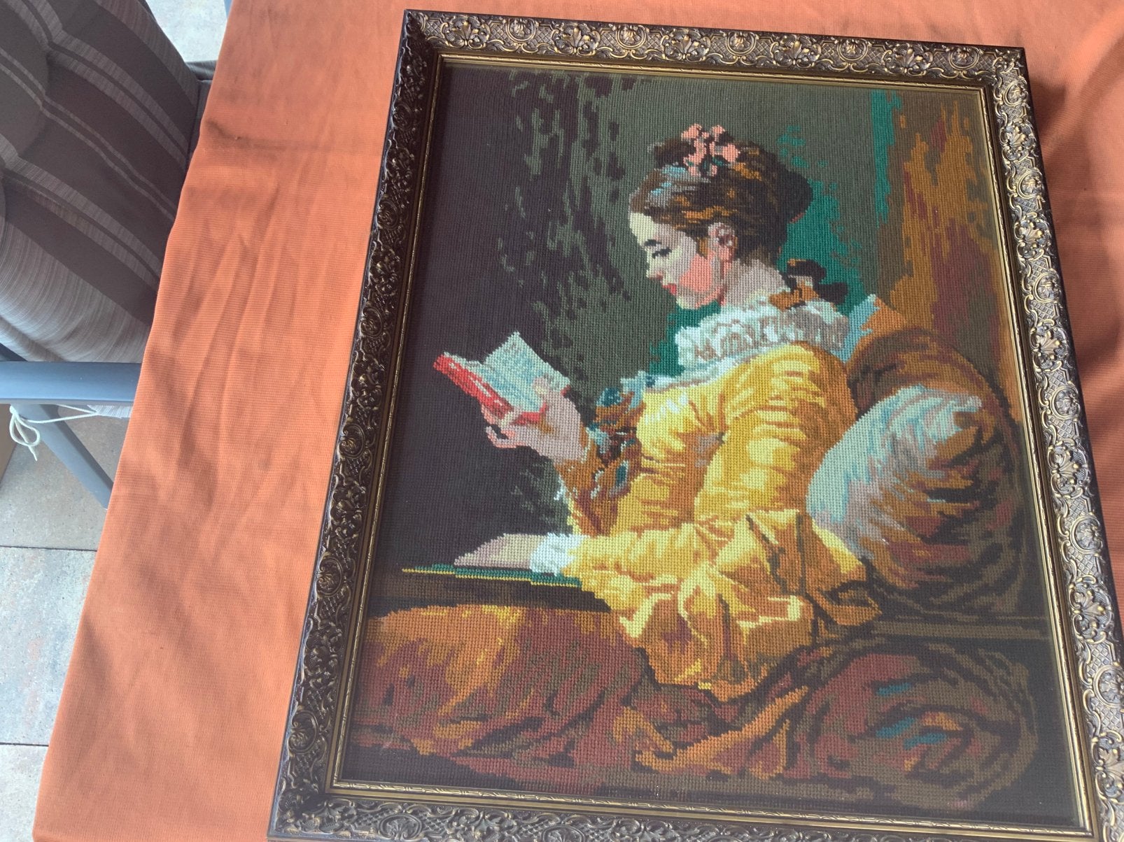Ingelijsd borduurwerk lezend meisje, Ophalen, Gebruikt, 50 tot 75 cm, Schilderij
