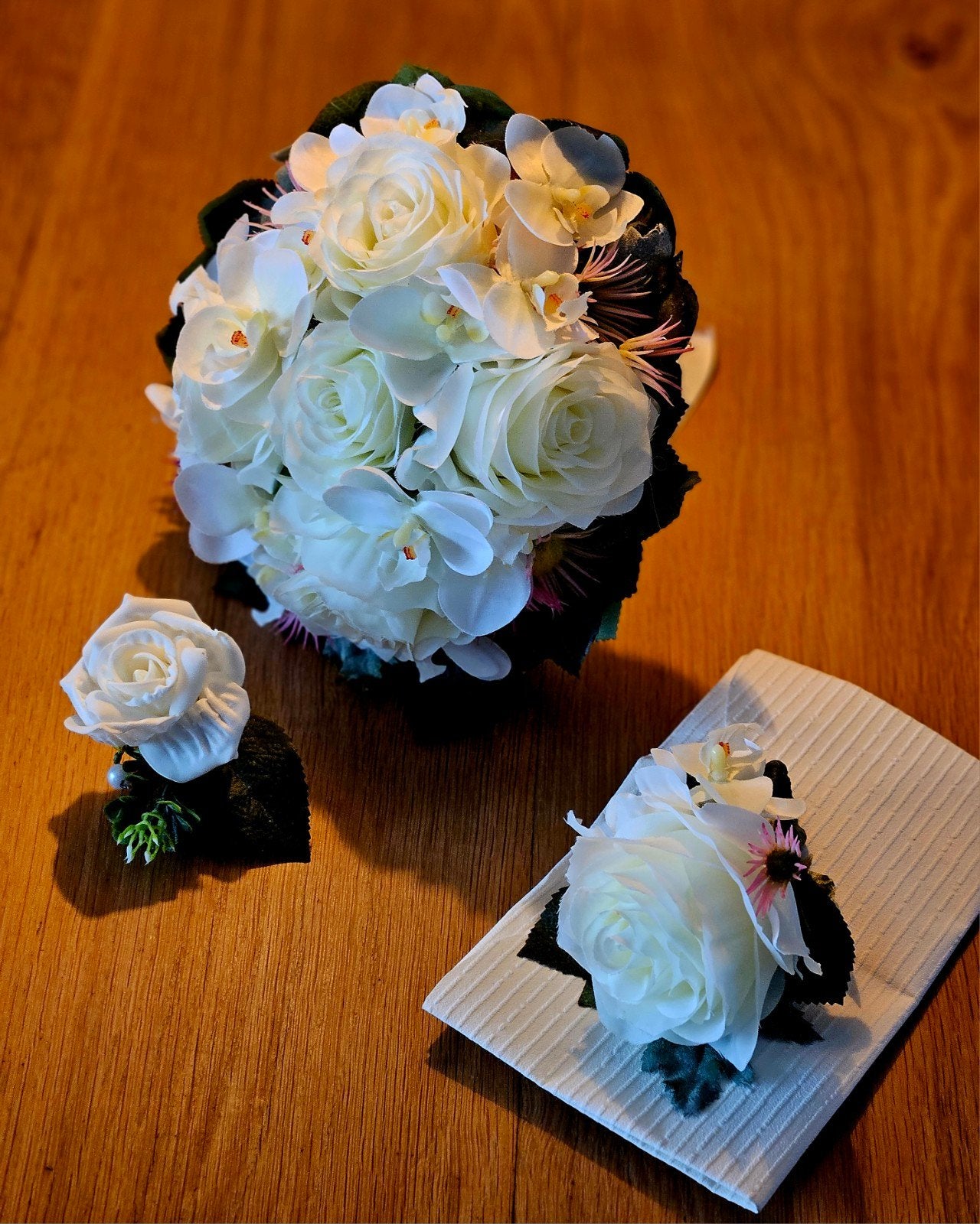 Handgemaakt bruidsboeket met corsage & boutonnière – zijden, Ophalen, Zo goed als nieuw, Wit, Accessoires
