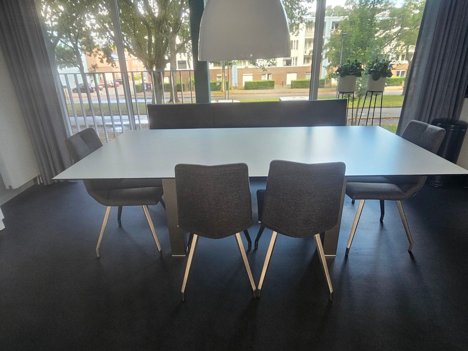 Eethoek witte tafel, zwart bankje en 4 stoelen antraciet, Huis en Inrichting, Complete eetkamers, Ophalen, Gebruikt, 4 tot 6 stoelen