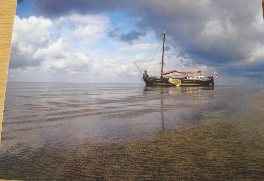 groot formaat nieuwe ansichtkaart van een Friese platbodem, Verzenden, 1980 tot heden, Ongelopen, Overige thema's