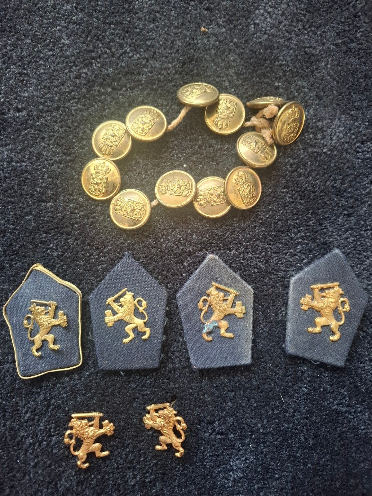 Uniform knopen en epauletten met leeuw embleem, Ophalen of Verzenden, Gebruikt