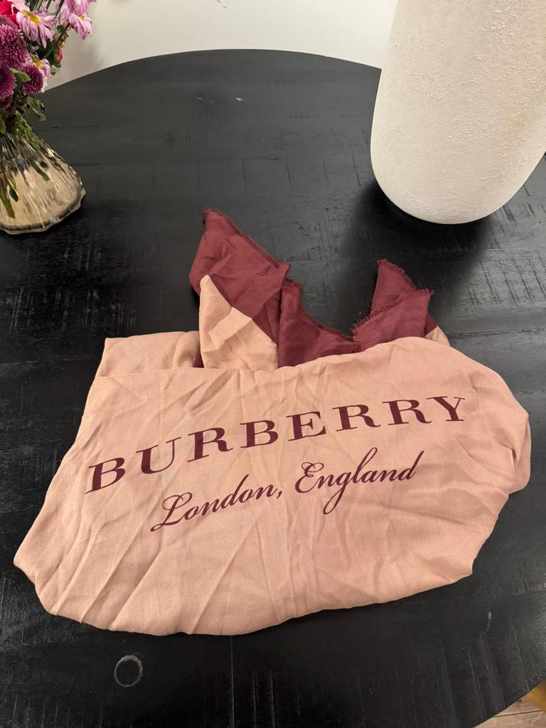 Burberry sjaal, Kleding | Dames, Mutsen, Sjaals en Handschoenen, Ophalen of Verzenden, Zo goed als nieuw, Maat 46/48 (XL) of groter