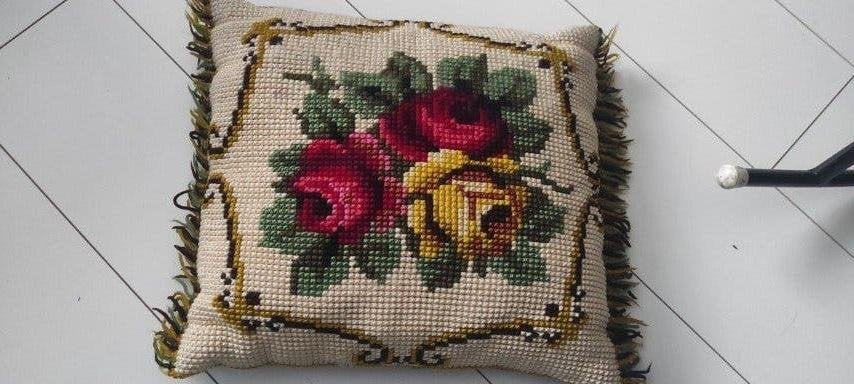 Vintage geborduurd kussen wol franjes bloemen, Huis en Inrichting, Ophalen of Verzenden, Gebruikt, Bruin, Rechthoekig