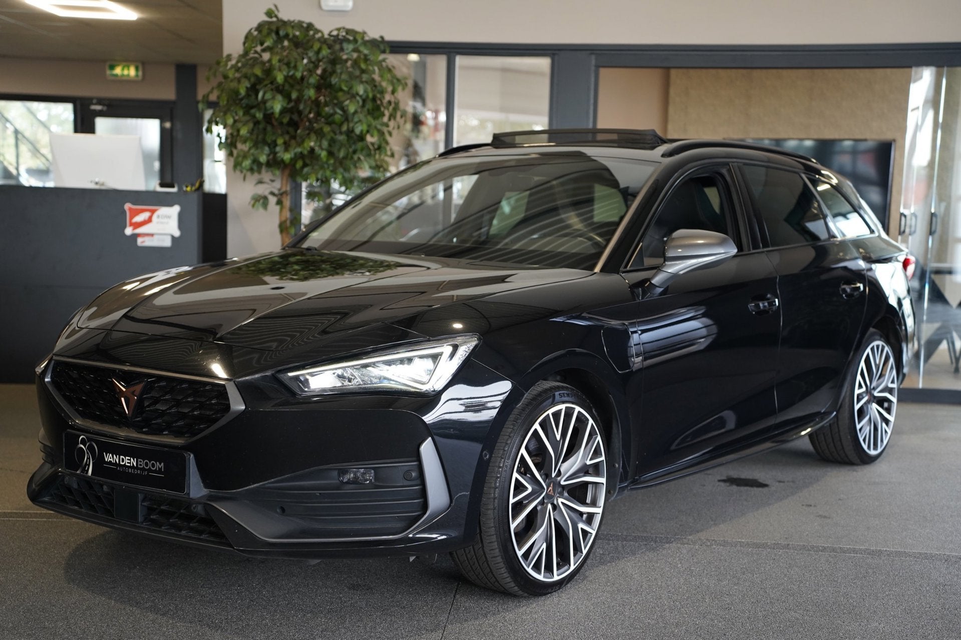 CUPRA Leon Sportstourer 1.4 e-Hybrid VZ 245PK Pano Led Volle, Auto's, Dealer onderhouden, 77 km/l, Gebruikt, Zwart