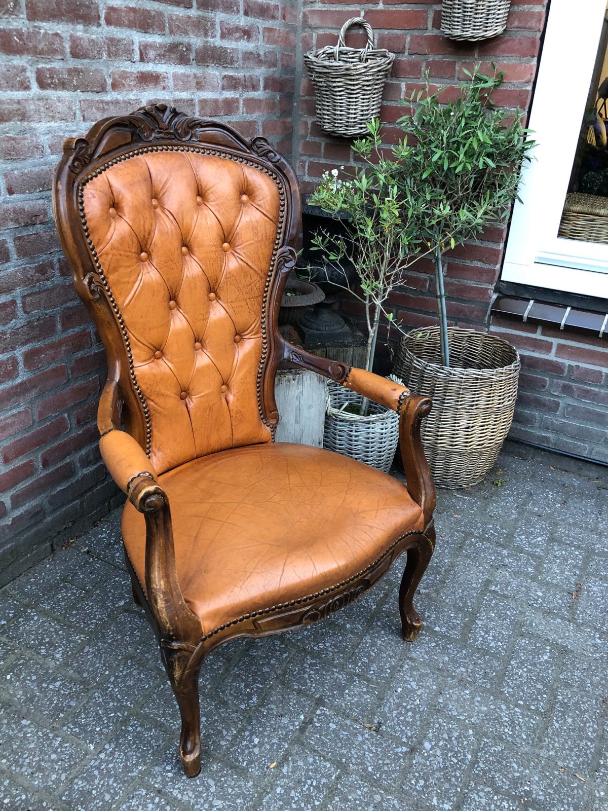 Antieke fauteuil in barokstijl met leer en houtsnijwerk, Ophalen