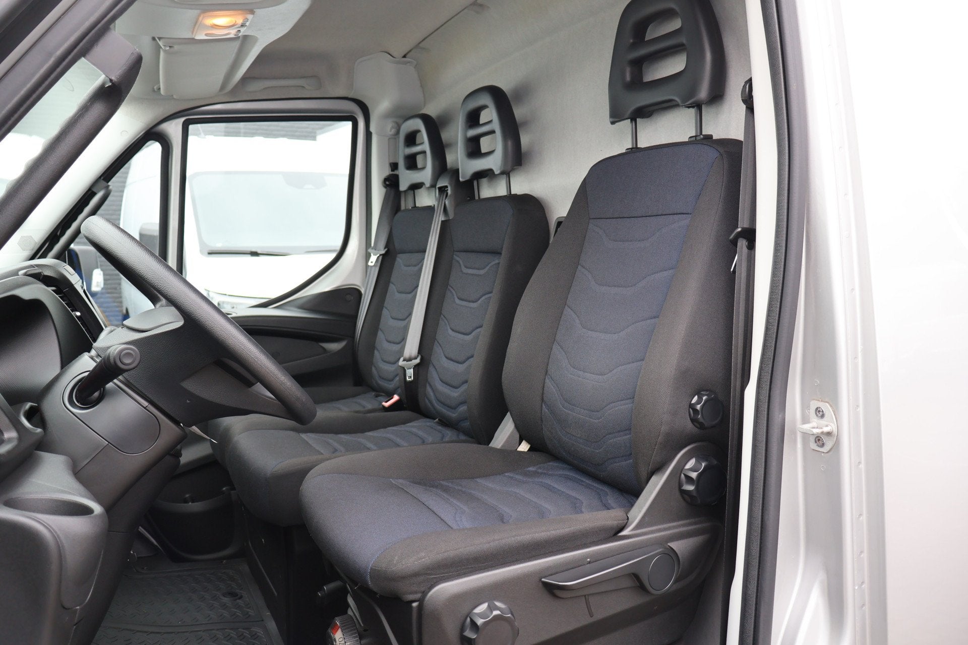 Iveco Daily 35S18 3.0 Hi-Matic Automaat 3.5T Trekhaak, Auto's, Automaat, Stof, Gebruikt, 4 cilinders