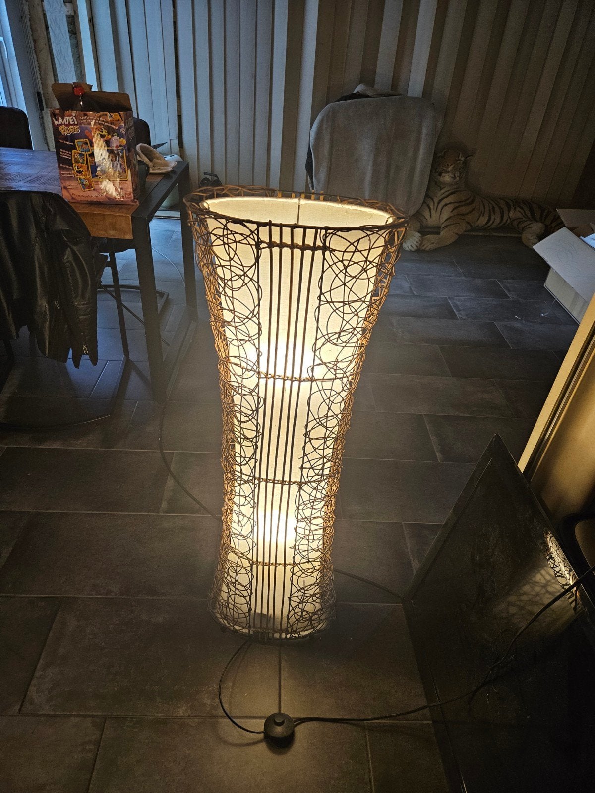 Vloerlamp rotan 111 hoog, Ophalen, Vloerlamp, Zo goed als nieuw, Stof